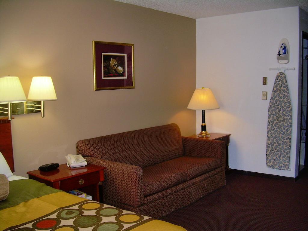 Super 8 By Wyndham Milwaukee Airport Hotel Exterior foto