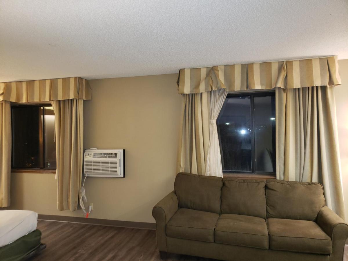 Super 8 By Wyndham Milwaukee Airport Hotel Exterior foto